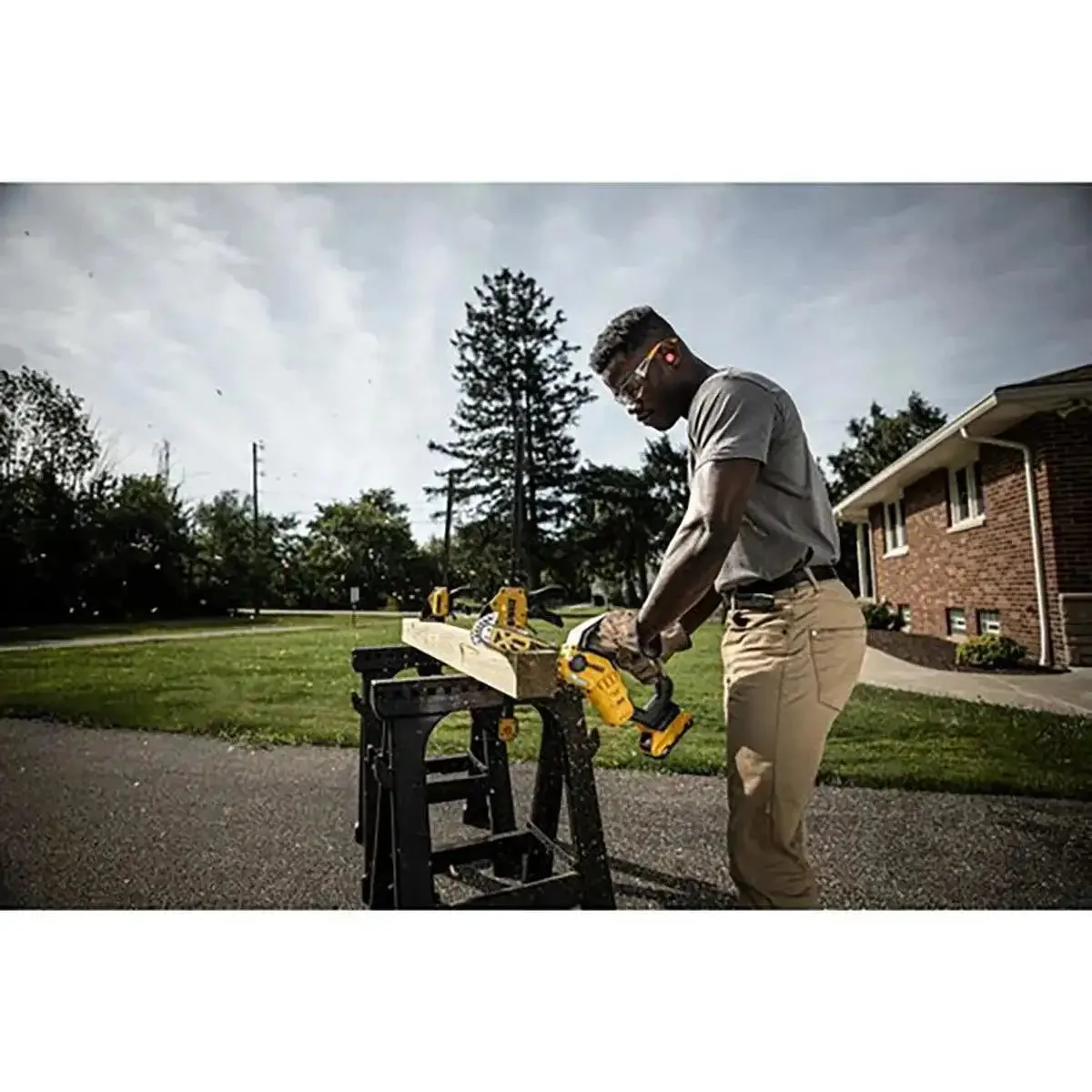 DeWalt 20V MAX 8 in. Brushless Cordless Pruning Chainsaw Kit