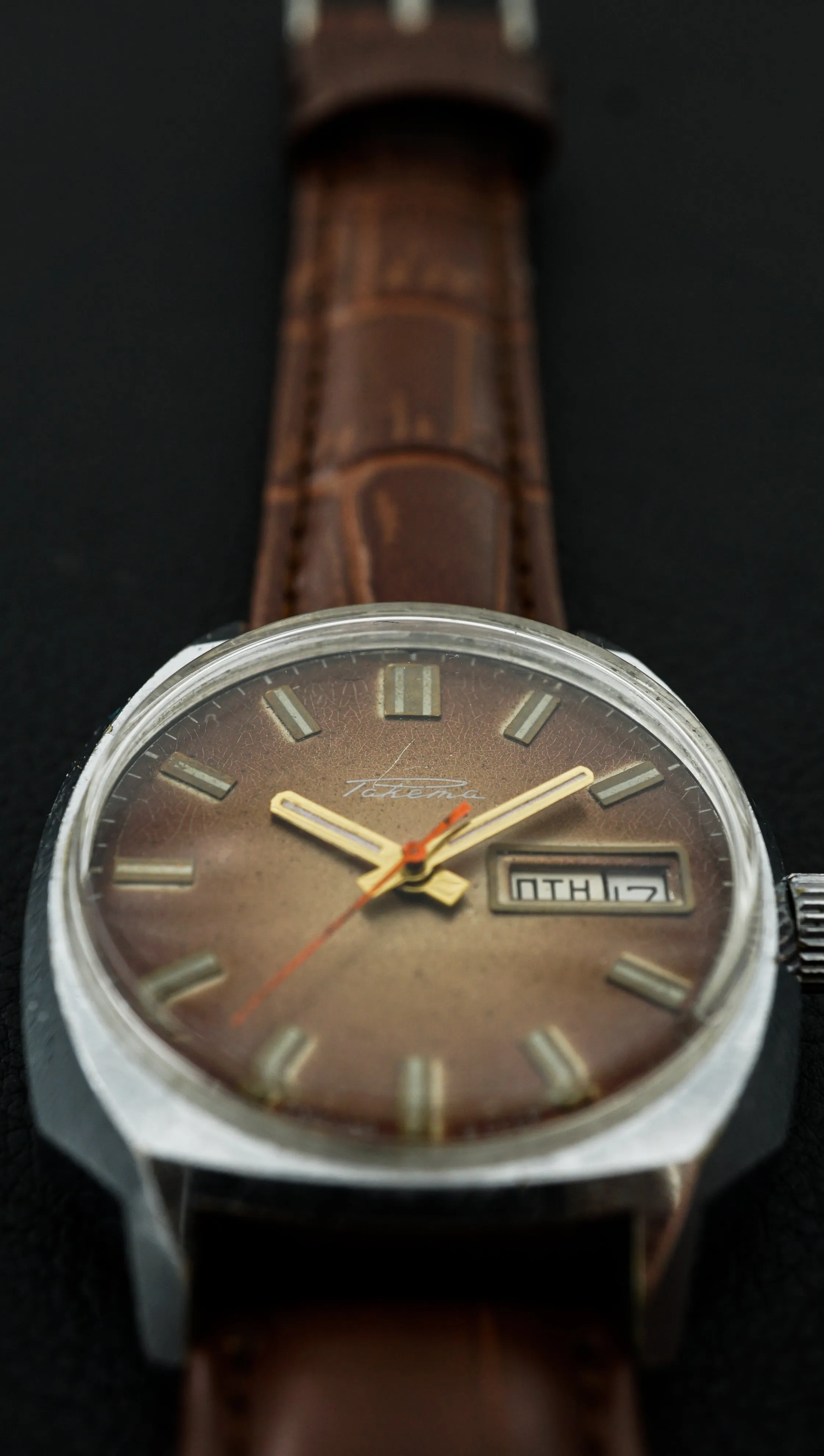 Vintage RAKETA 2627.H Soviet mechanical wristwatch date/day indicator